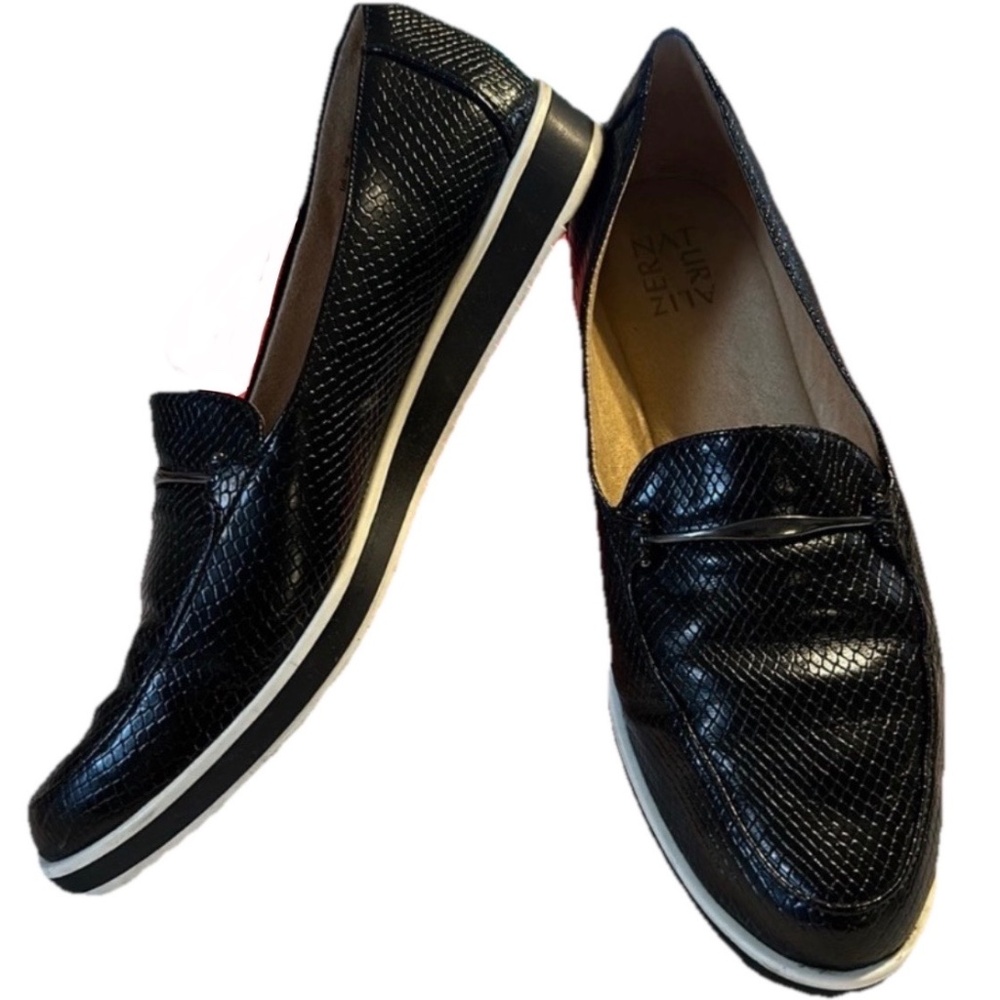 Naturalizer Women’s Black  size 11M slip on shoe in black EUC